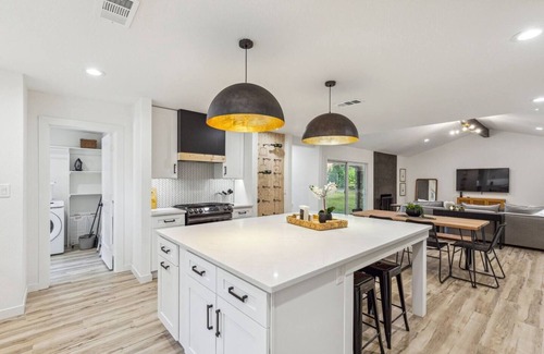 Grapevine House | TCH - Spacious 4bd/2ba in Grapevine with Workspace
