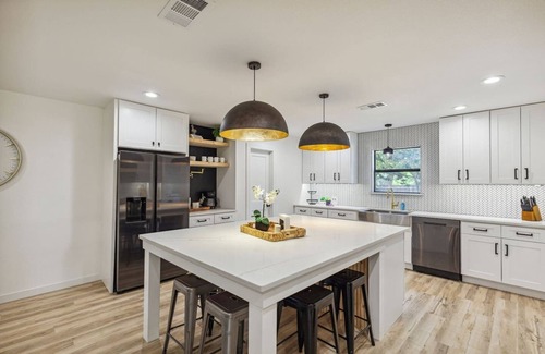 Grapevine House | TCH - Spacious 4bd/2ba in Grapevine with Workspace