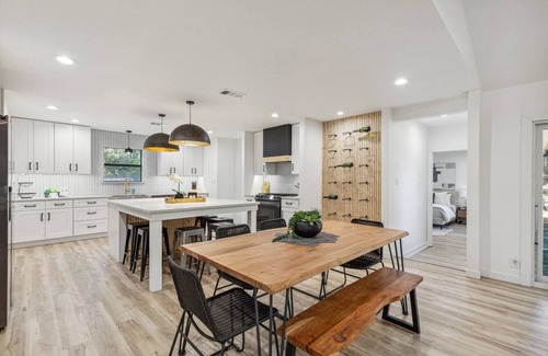 Grapevine House | TCH - Spacious 4bd/2ba in Grapevine with Workspace