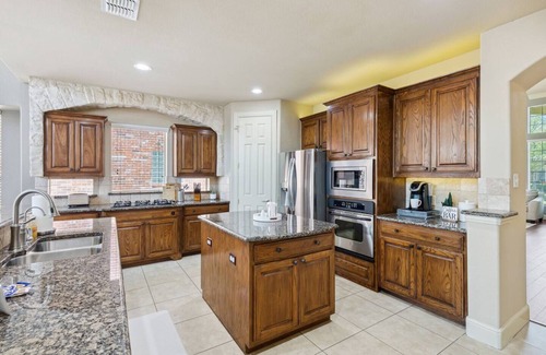 Plano House | TCH - Spacious 4bd/3.5ba in Plano with Workspace