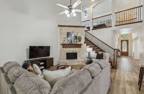 Keller House | TCH - Spacious 5bd/3.5ba in Fort Worth with Office