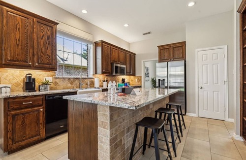 South Arlington House | TCH - Spacious 5bd/3.5ba home in Mansfield w/Off.