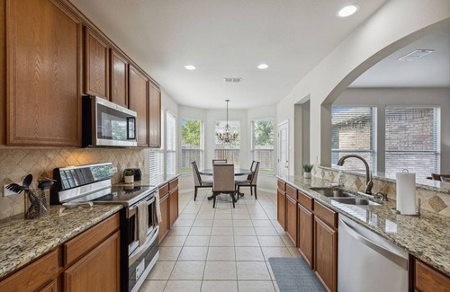 Plano House | TCH - Spacious 5bd/3.5ba in Plano with Office