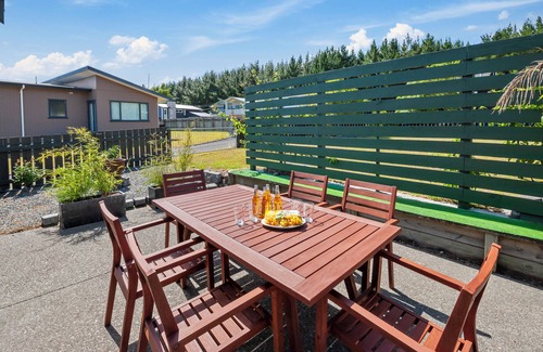 Motuoapa House | Te Kaha a cosy retreat. 5 min walk to the lake and marina.