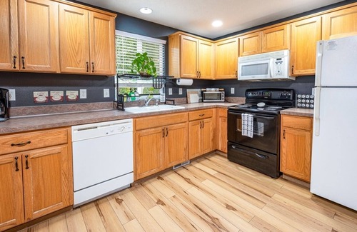 Albany House | Teak: a Family Home. 5 TVs, backyard, pet friendly