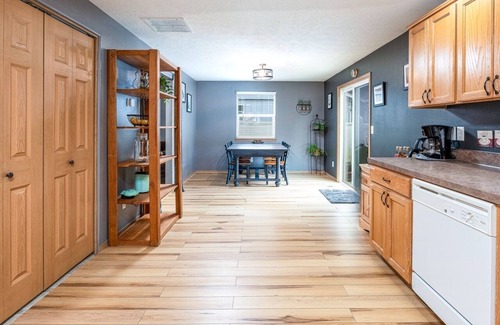 Albany House | Teak: a Family Home. 5 TVs, backyard, pet friendly