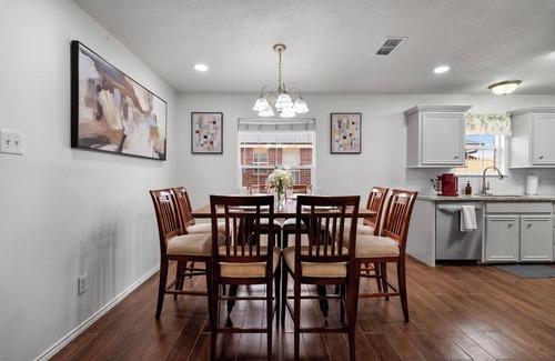 Lubbock House | Tech Fans Relax - Work Crews Welcome!
