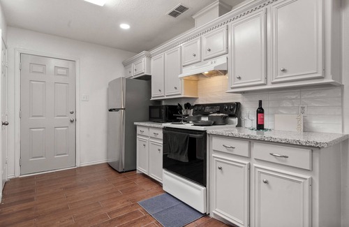 Lubbock House | Tech Fans Relax - Work Crews Welcome!