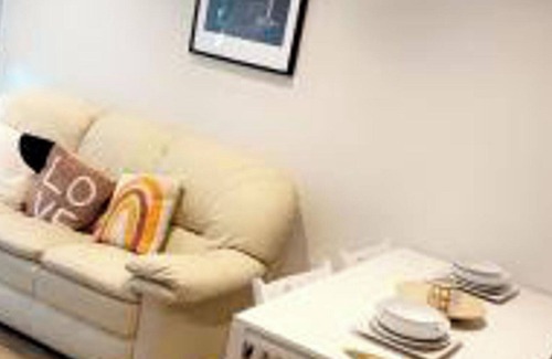 Canning Town Apartment | Tee SweetLux Apartment In Canning Town