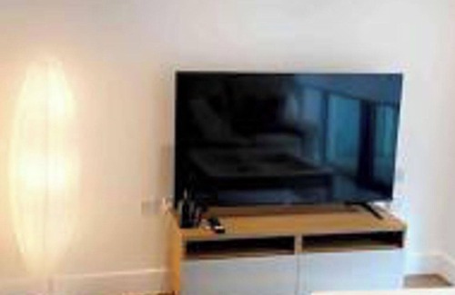 Canning Town Apartment | Tee SweetLux Apartment In Canning Town