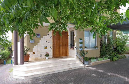 Tel Mond House | Tel Mond Villa - Delightful 4-bedroom house with Jacuzzi