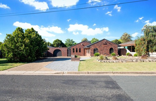 Lake Albert House | Telopea - Contemporary & Refined Sophistication