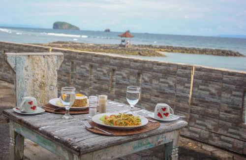 Candi Dasa Hotel | Temple Cafe & Seaside Cottages