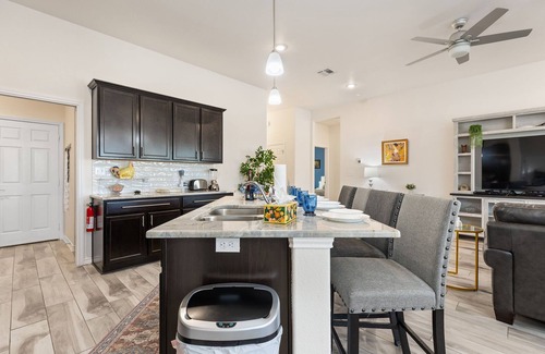 Temple House | Temple Work Groups Welcome+8 Bd+12PPL+Near Meta & Lake!