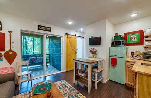 Dover Cottage | Tennessee Escape w/Hot Tub & Fire Pit!