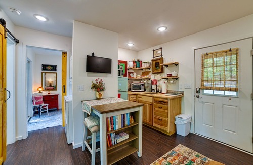 Dover Cottage | Tennessee Escape w/Hot Tub & Fire Pit!