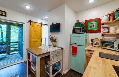 Dover Cottage | Tennessee Escape w/Hot Tub & Fire Pit!