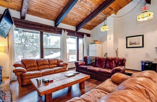 The Blue Mountains Cabin | "Tequila Sunrise" Big Space-Lots of Fun + HotTub (Natural Gas)