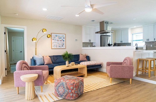 Largo House | Terrace Haven- 1 mile to beaches