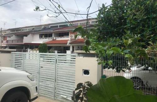 Taman Pelangi House | Terrace house near Stulang Laut CIQ Midvalley KSL for 7Pax