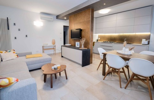 Torri del Benaco Apartment | 🌟Terrace over the Castle🌟| A picturesque space on Lake Garda