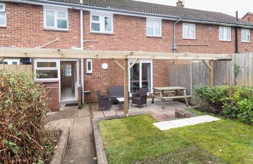 Horfield House | Terrace | Parking | Great for Couples | Sleeps 7
