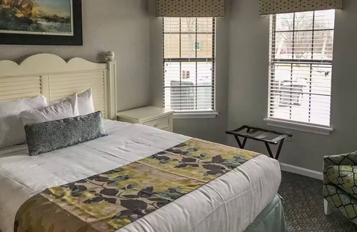 South Lee Resort | Terrific 2-bedroom resort in Lee with WiFi, fitness room, AC