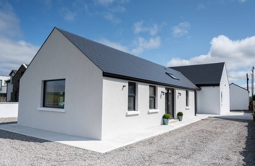Lahinch House | Terrific 3-bedroom luxury house on the golf course, 5 min walk to town/beach