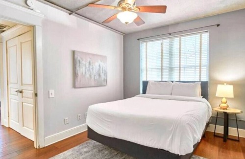 Oak Lawn Apartment | Terrific Dallas Location! 2BR w/Wi-Fi & A/C – Knight 205