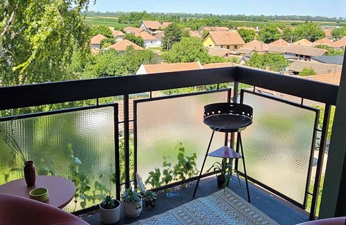 Odzaci Apartment | TESLA City-View Apartment with Free Parking, Fruits, Coffee & Wi-Fi Wi-Fi