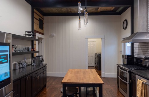 Eastside Promise Neighborhood House | ★Tesla House w/Hot-Tub 3br/3bath 5min to Downtown