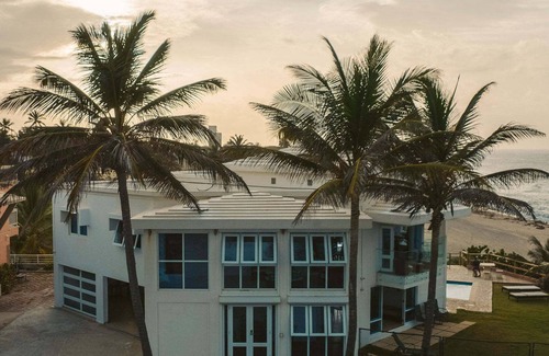 Hatillo Villa | Tesoro del Mar Stunning beachfront beach Villa