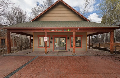 Driggs Condo | Teton Creek Resort Condo, 17 minutes to Grand Targhee Ski Resort,King Size Bed