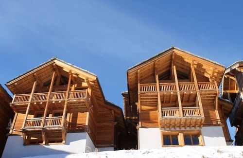Les Claux Ski Chalet | TETRAS I Chalet de Prestige Vars 2000, sleeps 12 (8 adults/4 children)