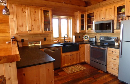 Silver Bay Cabin | Tettegouche Cedar Log Cabin amazing Lake Superior views near 4 state parks, SHT