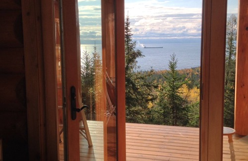 Silver Bay Cabin | Tettegouche Cedar Log Cabin amazing Lake Superior views near 4 state parks, SHT