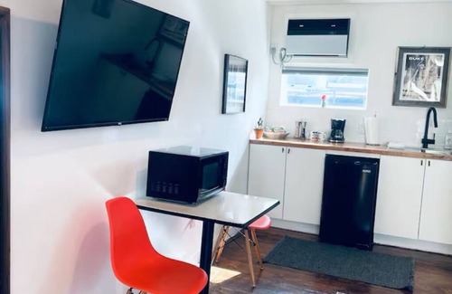 Hyde Park Apartment | Texas Bluebonnet Décor Walkable Montrose Studio 14 Centralize Suite Studio!