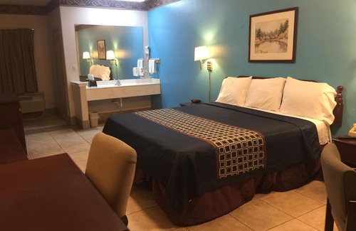 Edinburg House | Texas Inn and Suites City Center at University Dr. Edinburg/McAllen/Pharr