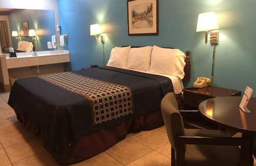 Edinburg Hotel | Texas Inn & Suites City Center at University Dr