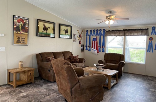 Pilot Point House | Texas Ranch House on 10 acres near Lake Ray Roberts!