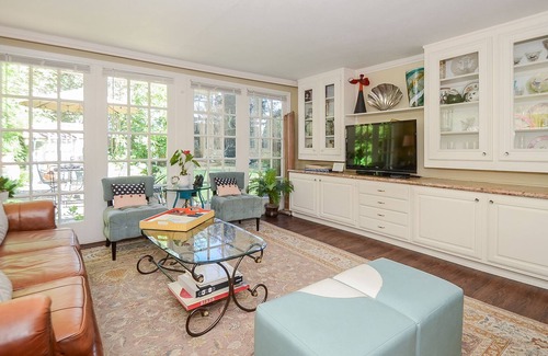 Spring Branch East House | ✪ Texas Size Hospitality Beautiful Guest Suite