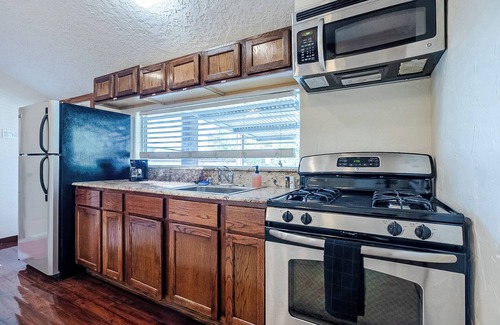 Spring Branch East House | Texas Size + Pool + Hottub + Bar + 8 bedroom+ Ping Pong + Guest Suite