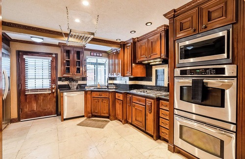 Spring Branch East House | Texas Size + Pool + Hottub + Bar + 8 bedroom+ Ping Pong + Guest Suite