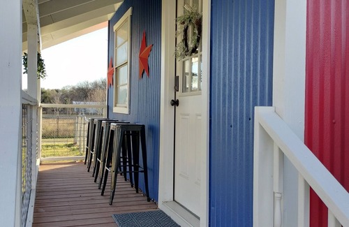 Elmo Cottage | Texas Tin Star Tiny Home-Dusty Feathers Ranch. 9acres. Close to Cedar Creek Lake