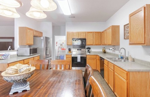 West San Antonio House | Texas Two Step - welcoming getaway at the steps of Sea World, near BMT!