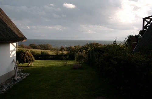 Alt Reddevitz House | Thatched cottage surrounded by the sea