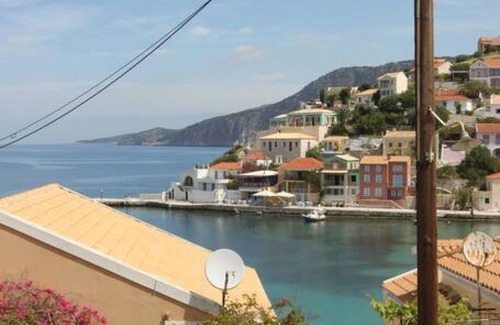Frourion House | THALASSA. Unique location, one min from the beach!