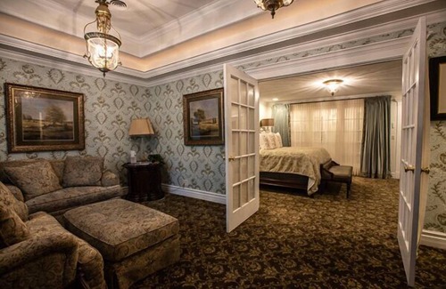 Carbondale House | Thanksgiving Dates Available for the First Time in Years!