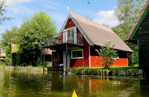Goldberg House | Thatched boathouse in Goldberg on the Mildenitz with fishing boat