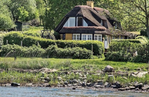 Bjert House | Thatched-roof house in secluded location with roof terrace on the Baltic Sea with outdoor whirlpool